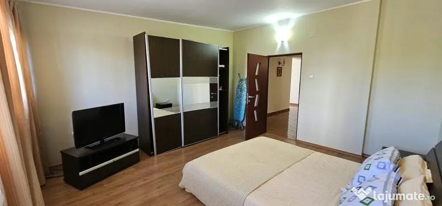 Apartament cu 5 camere decomandat în Micro 20