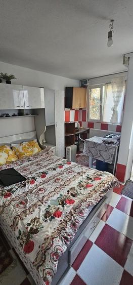 Garsonieră decomandată în Titan
