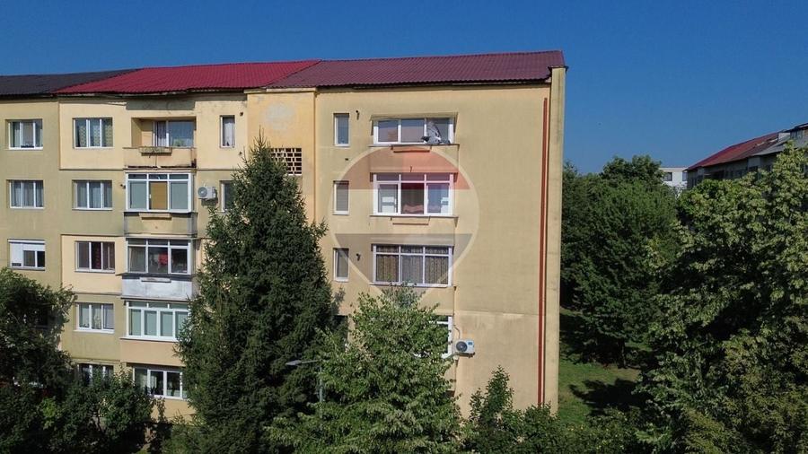 Apartament cu 3 camere decomandat, mobilat în Săsar