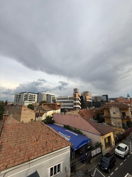 Apartament cu 3 camere semidecomandat în Central