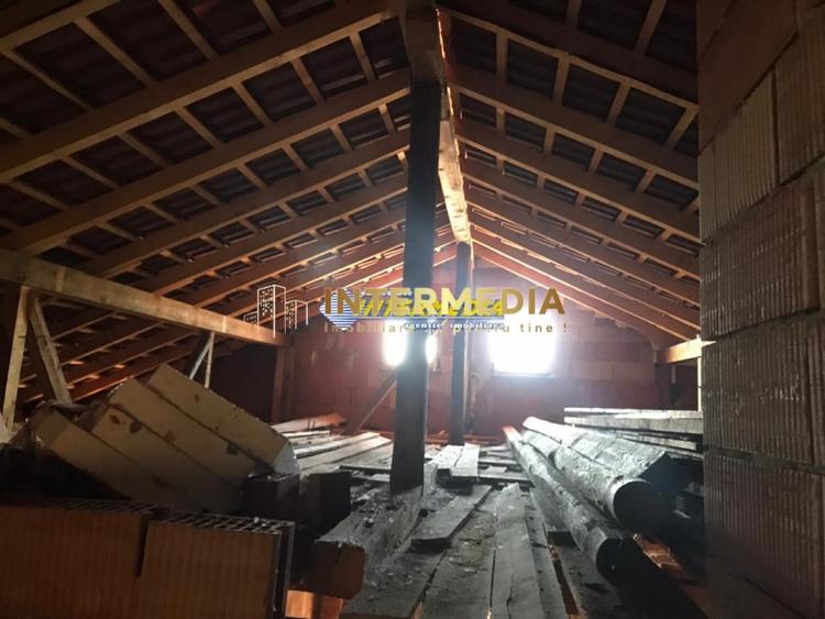 Casă individuală cu 5 camere cu Canalizare în Sud