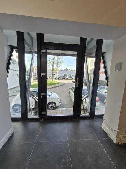 Apartament cu 5 camere decomandat în Est
