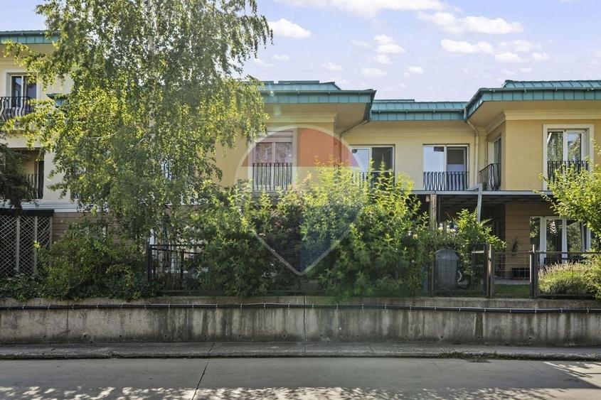 Duplex cu 4 camere cu Piscina în Ștefăneștii de Jos