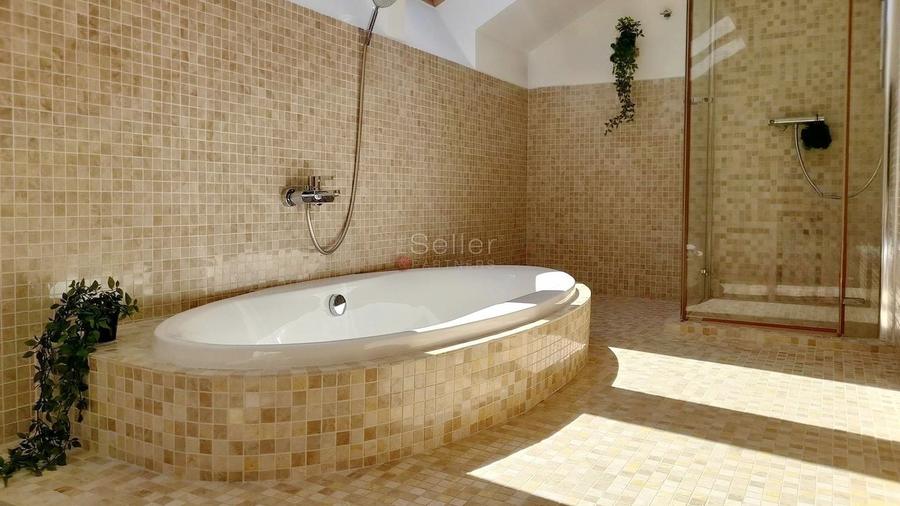 Casă individuală cu 8 camere cu Canalizare în Drumul Poienii