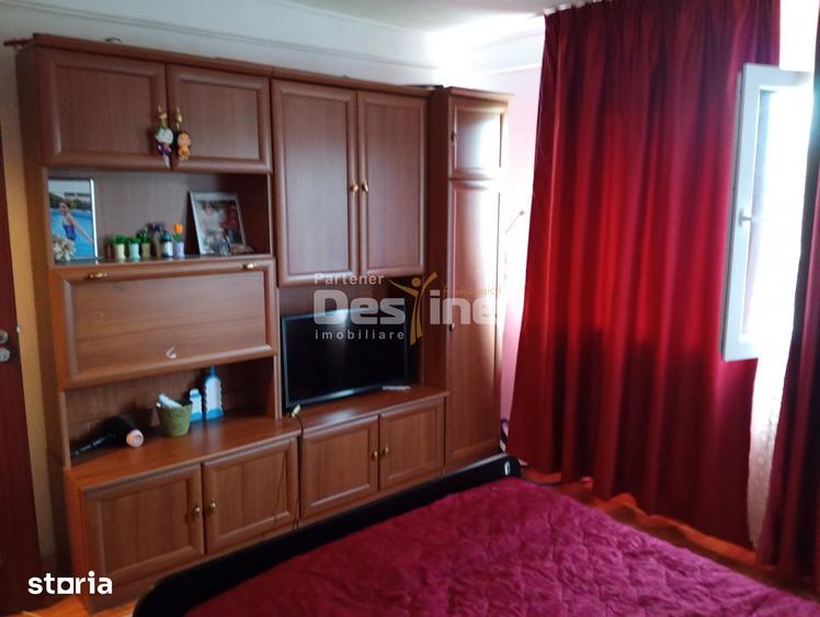 Apartament cu 3 camere, mobilat în Rovine