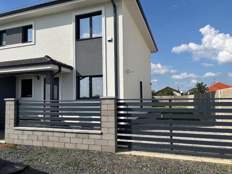 Duplex cu 4 camere cu Canalizare în Moșnița Nouă