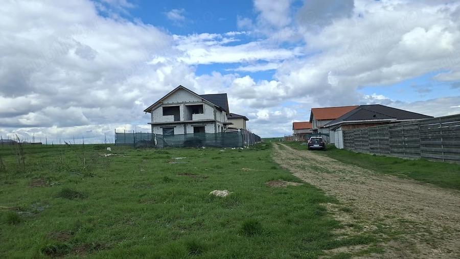 Teren de 400 mp, în Lazu