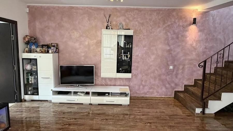 Casă cu 5 camere cu Teren 172 Mp în Roșu