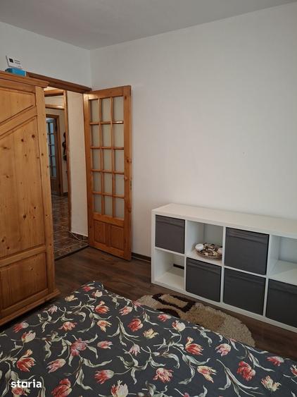 Apartament cu 3 camere decomandat în Craiovița Nouă