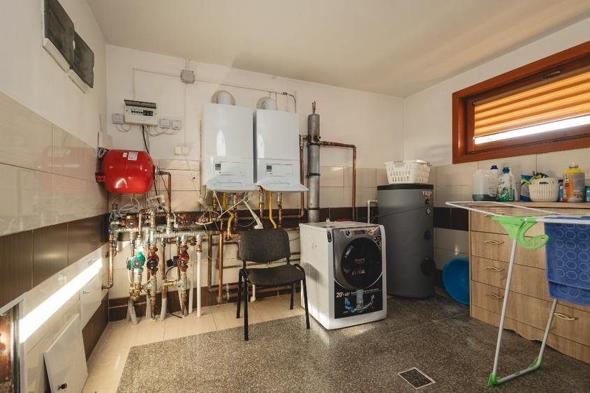 Casă individuală cu 9 camere cu Canalizare în Neagra Șarului