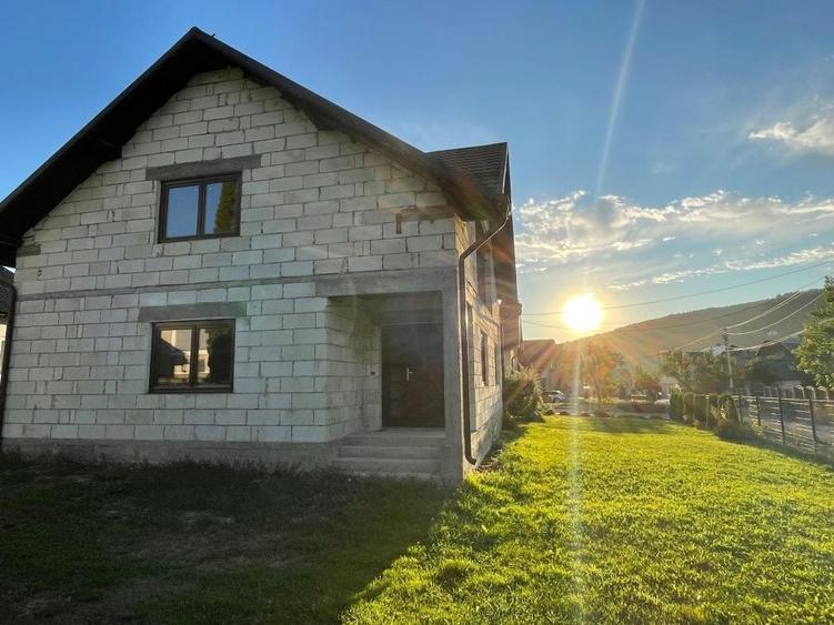 Casă cu 3 camere cu Teren 1000 Mp în Moisei