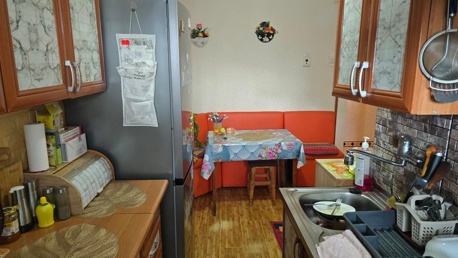 Apartament cu 3 camere semidecomandat în Gojdu