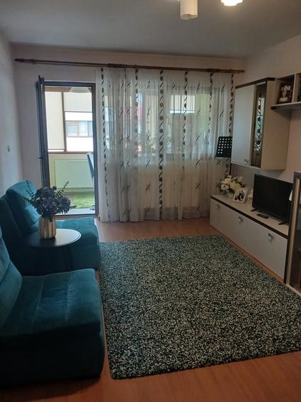 Apartament cu 3 camere decomandat în Olteni