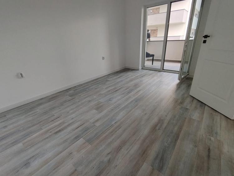 Apartament cu 3 camere semidecomandat în Florești
