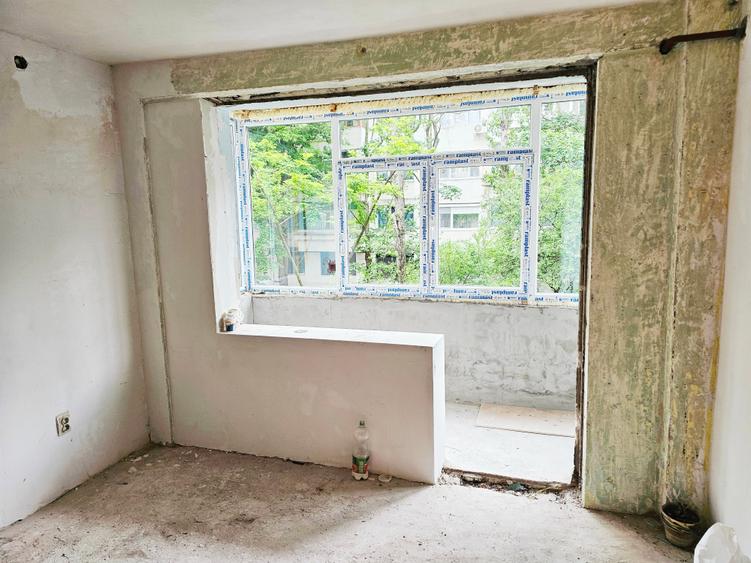 Apartament cu 3 camere semidecomandat în Micro 17