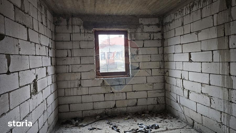 Casă cu Teren 2869 Mp în Siminicea