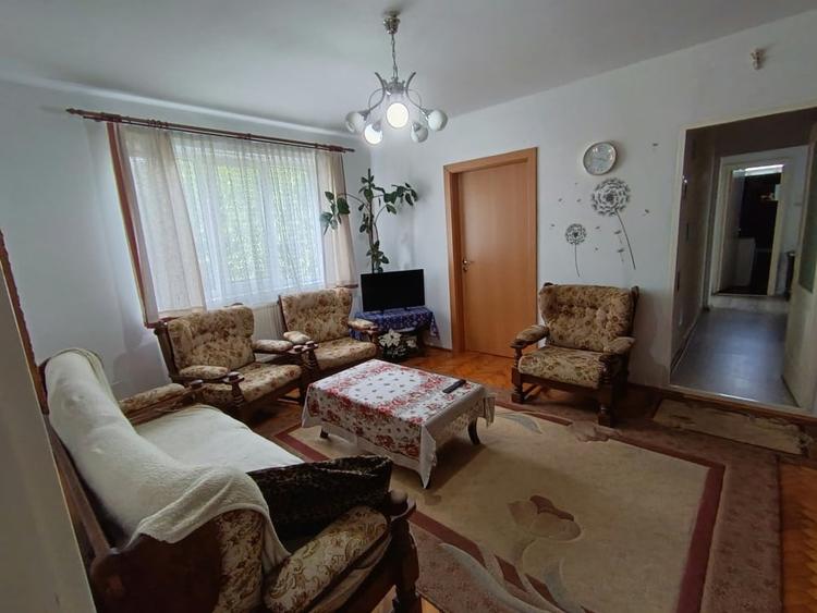 Apartament cu 4 camere semidecomandat, mobilat în Săsar