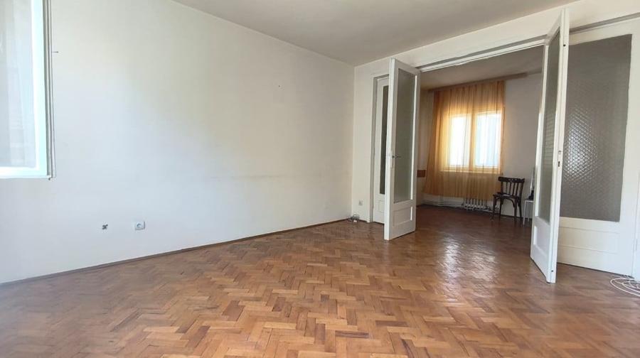 Apartament cu 4 camere semidecomandat în Piața Centrală