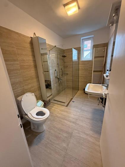 Apartament cu 4 camere, mobilat în Central