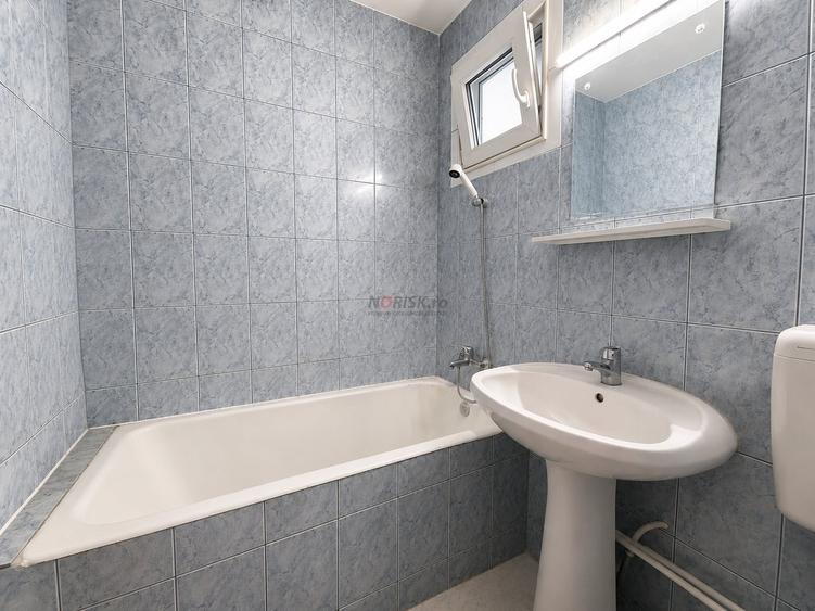 Apartament cu 3 camere semidecomandat în Berceni