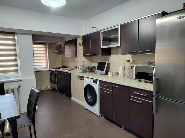 Apartament cu 4 camere decomandat în Central