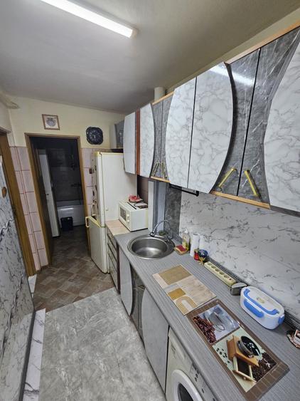 Apartament cu 3 camere semidecomandat în Podu Roș