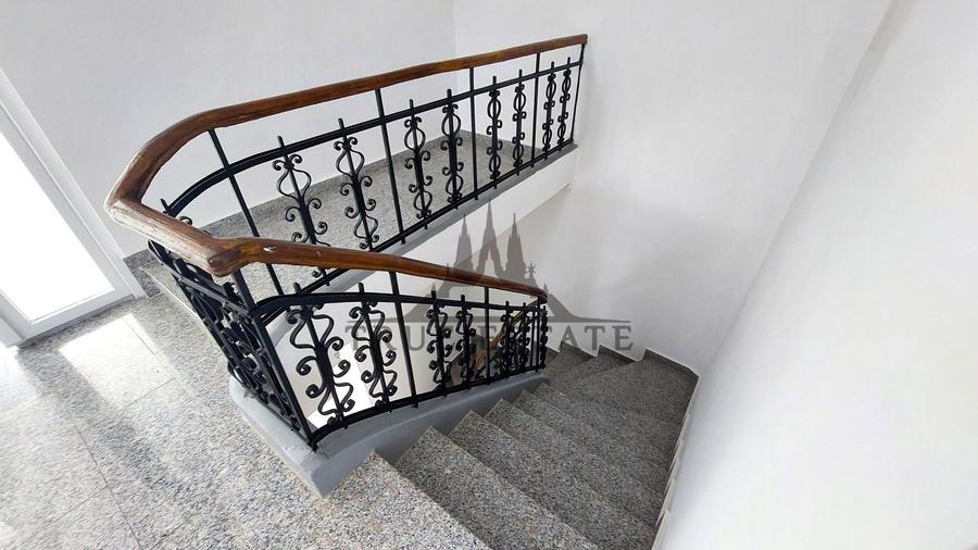 Casă individuală cu 9 camere cu Canalizare în Eminescu