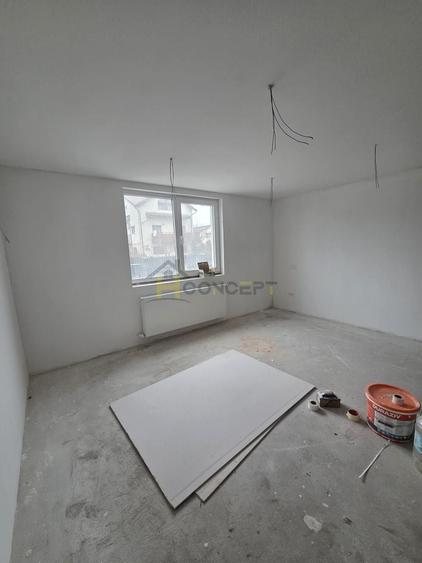 Duplex cu 4 camere cu Canalizare în Central