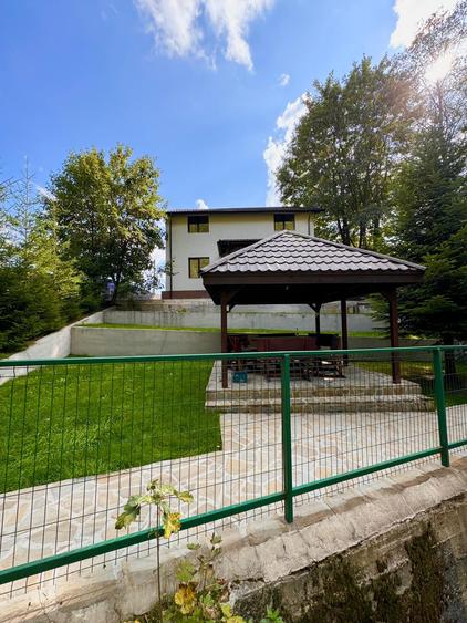 Casă individuală cu 7 camere cu Canalizare în Cheia