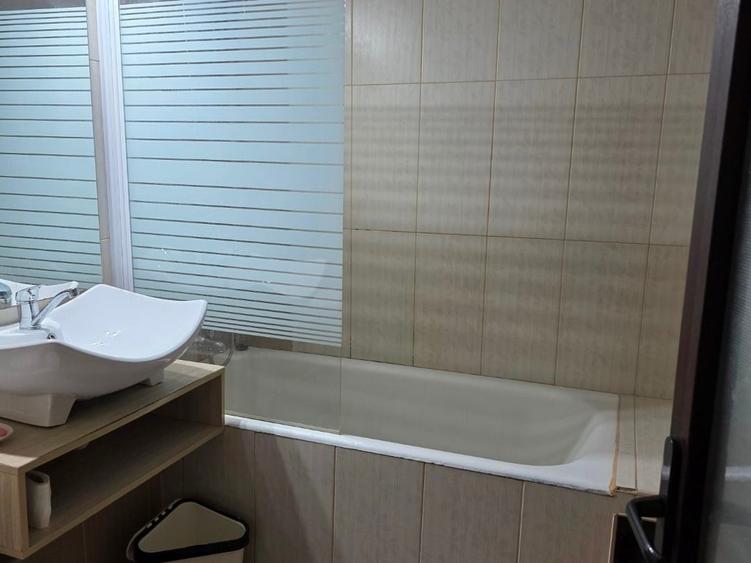 Apartament cu 3 camere semidecomandat în Berceni