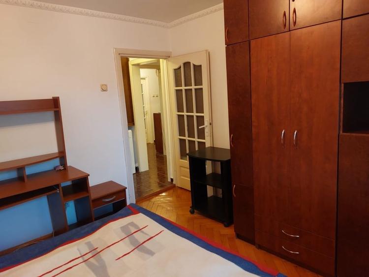 Apartament cu 3 camere decomandat, mobilat în Girocului