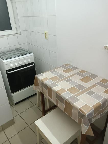 Garsonieră decomandată în Romană