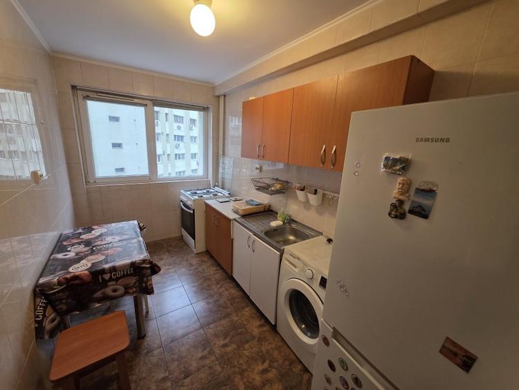 Apartament cu 3 camere semidecomandat, mobilat în Iancului