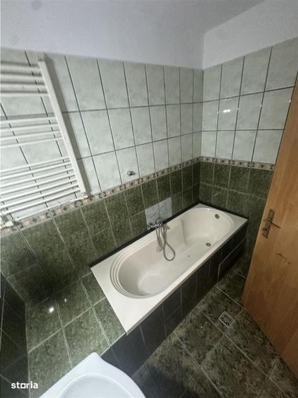 Apartament cu 4 camere decomandat în Lipovei