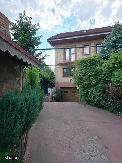 Casă cu Teren 1657 Mp în Central