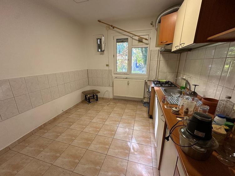 Apartament cu 3 camere semidecomandat în Berceni