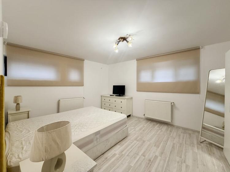 Apartament cu 4 camere semidecomandat, mobilat în P-ța Victoriei
