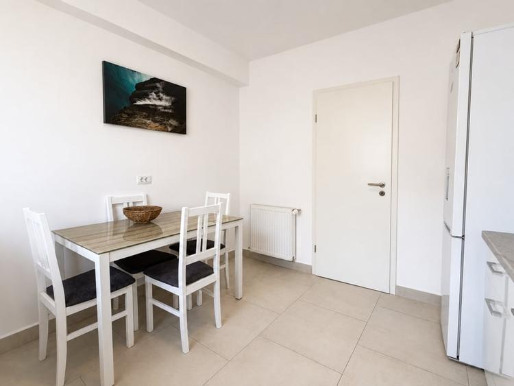 Apartament cu 2 camere decomandat, mobilat în Tractorul