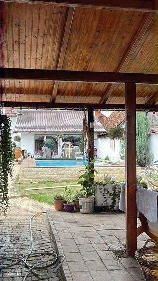 Casă cu 4 camere în Teiu
