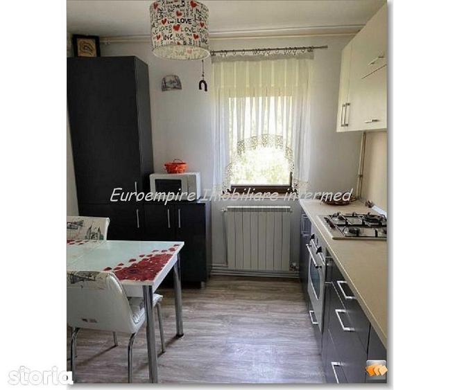 Apartament cu 3 camere decomandat, mobilat în Central