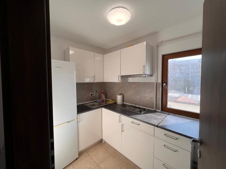 Apartament cu 4 camere decomandat, mobilat în 1 Mai