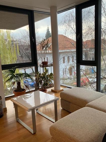 Apartament cu 5 camere decomandat în Capitale