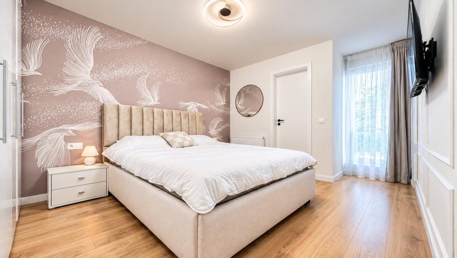 Apartament cu 3 camere semidecomandat, mobilat în Central