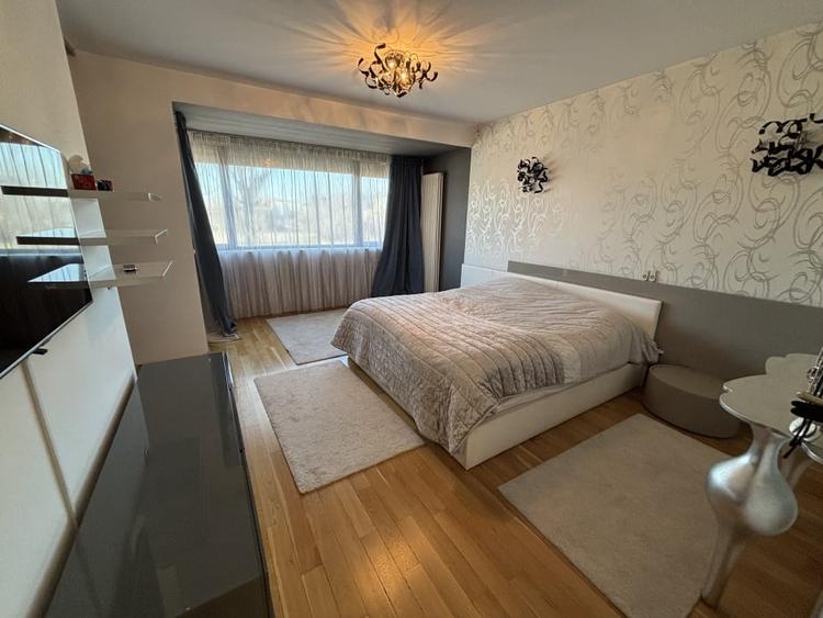 Casă individuală cu 8 camere cu Piscina în Colentina