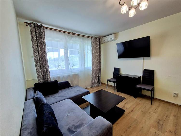 Apartament cu 3 camere semidecomandat în Tătărași
