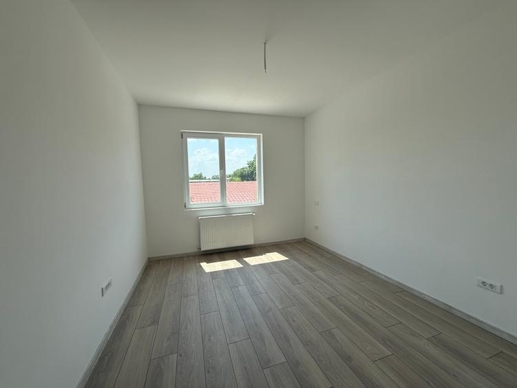 Apartament cu 3 camere semidecomandat în Apărătorii Patriei