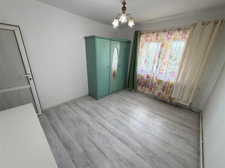 Apartament cu 3 camere decomandat în Nicolina