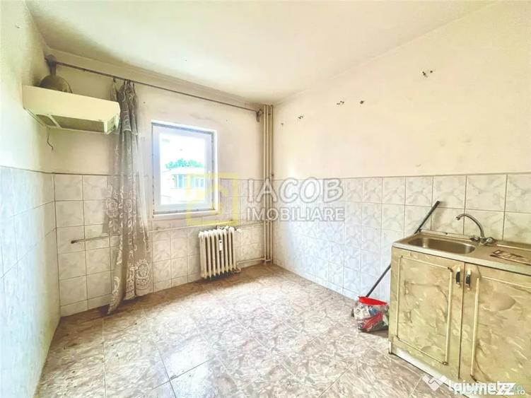 Apartament cu 3 camere semidecomandat în Central