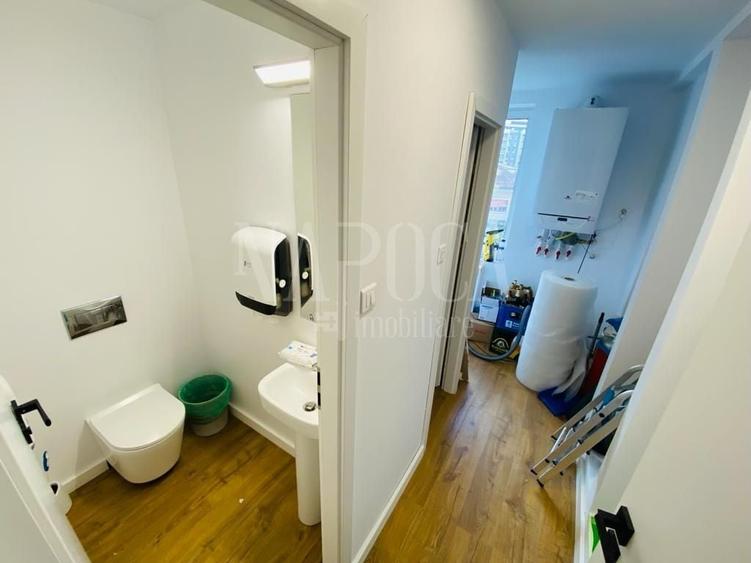 Casă individuală cu 17 camere cu Canalizare în Central