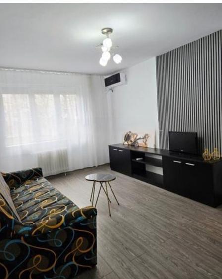 Apartament cu 3 camere decomandat, mobilat în Titan